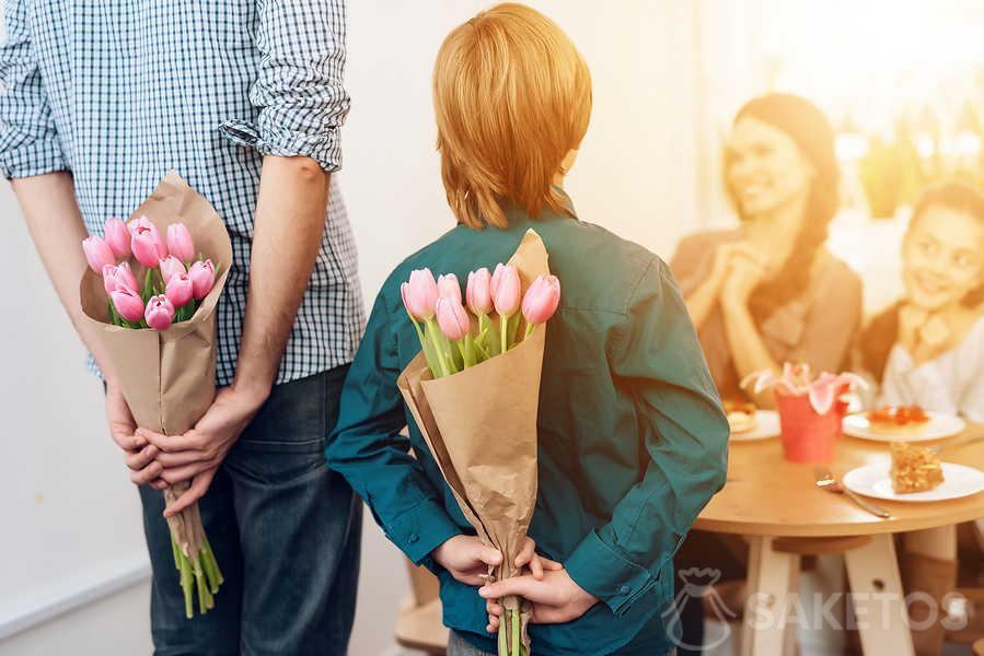 En el Día de la Mujer, todas las mujer, independientemente de su edad, deben recibir un regalo