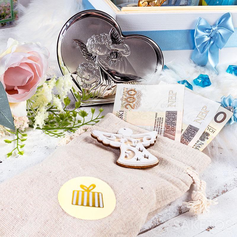 Una bolsa de dinero de lino para un niño y una caja de regalo para un niño.