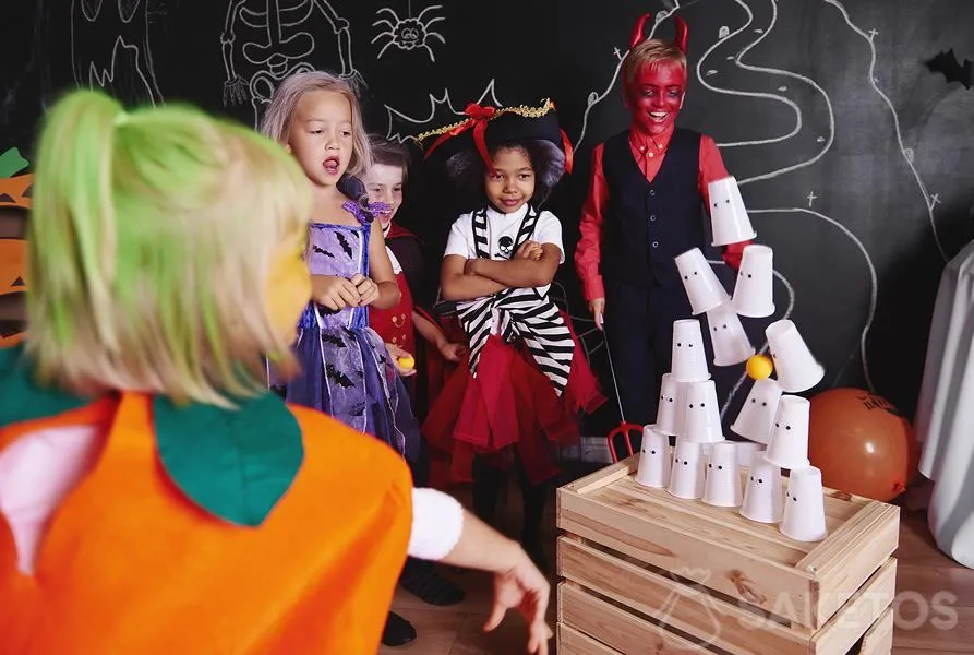 Pirámide hecha de tazas - diversión para niños