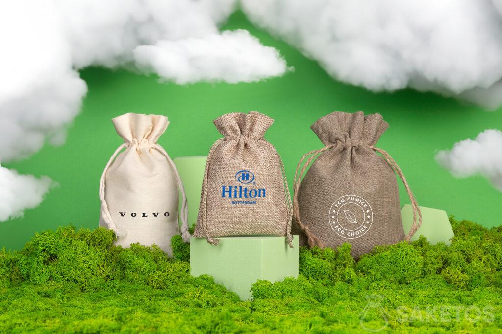Bolsas reutilizables con el logo de los clientes de Saketos. Materiales naturales