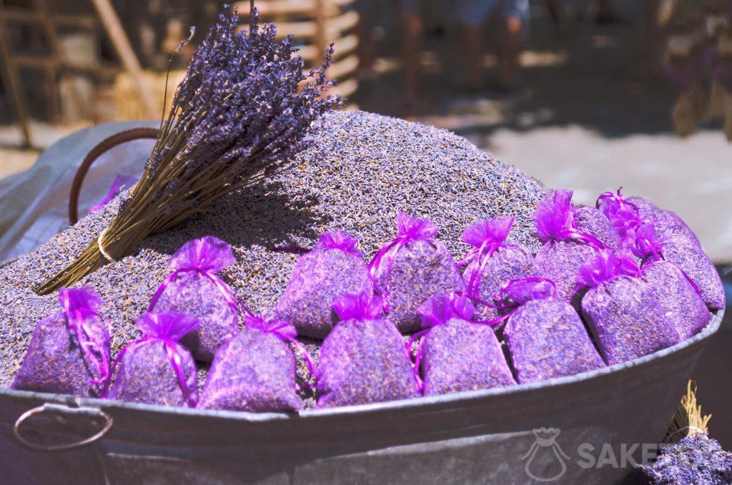 Bolsas de organza moradas con lavanda para boda