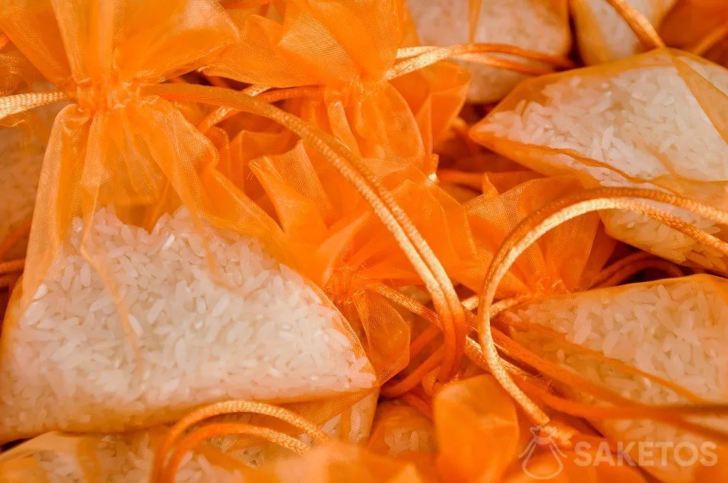 Bolsas de organza naranjas con arroz