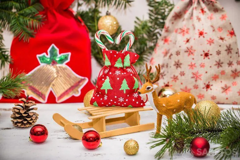 Regalos de Navidad en bolsas de tela.