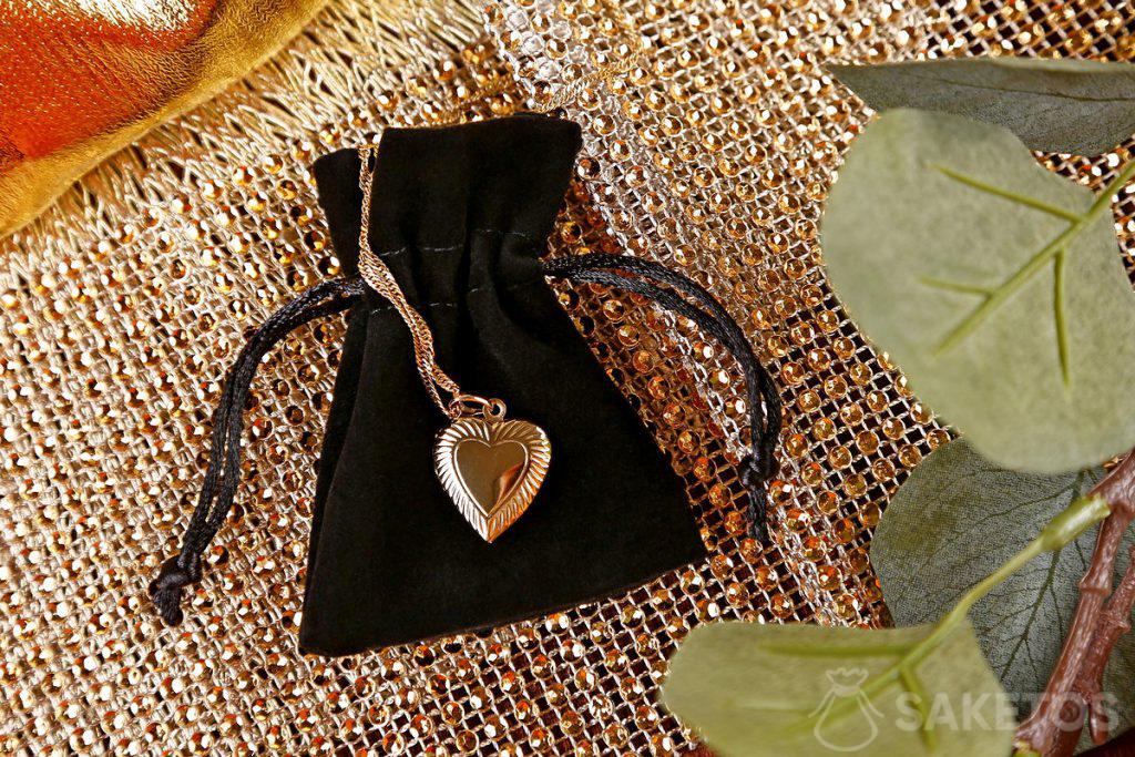 Terciopelo negro: una elegante bolsita para joyería