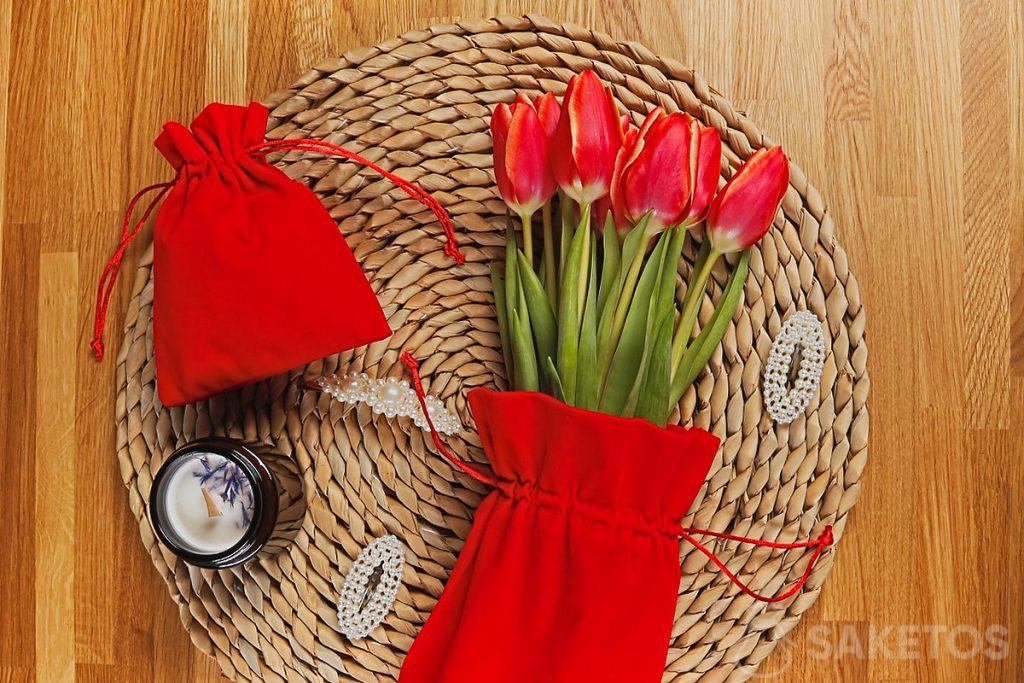 Set de regalo para mujer presentado en bolsas de terciopelo rojo