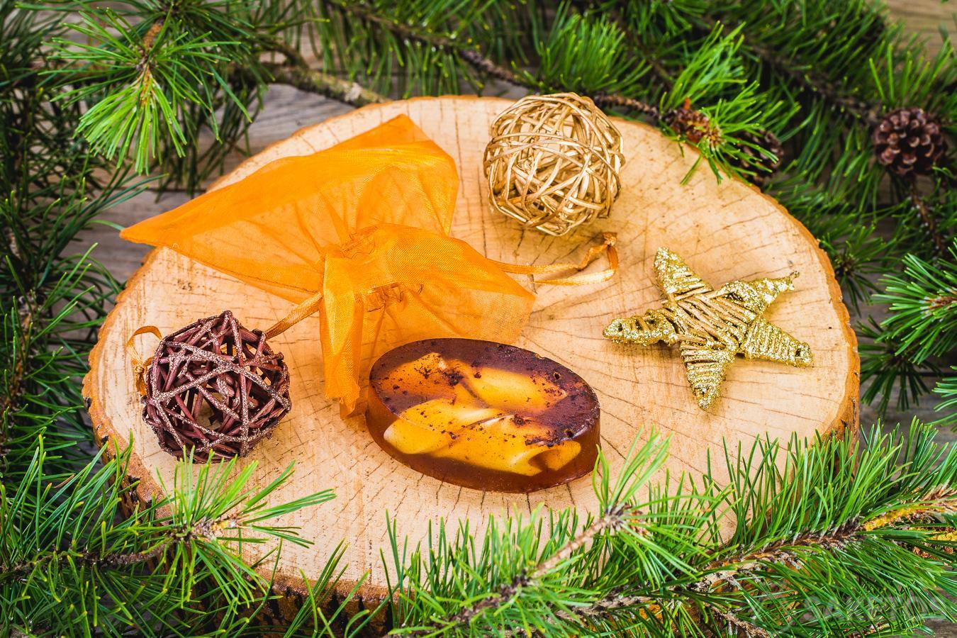 Jabón natural envasado en una bolsa de organza