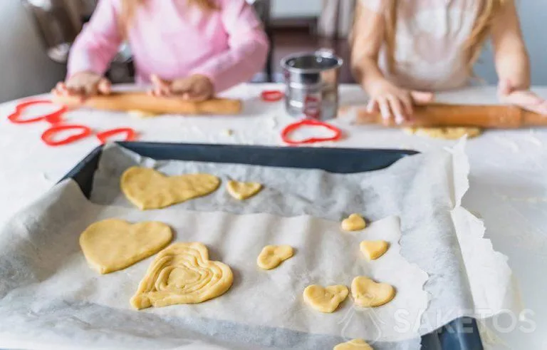 Galletas en forma de corazón preparadas por nietos para la abuela y el abuelo