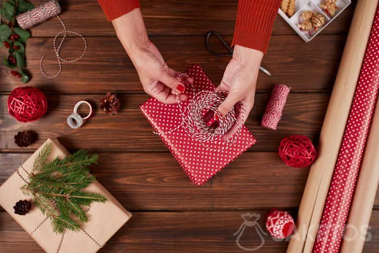 Cómo envolver un regalo de Navidad