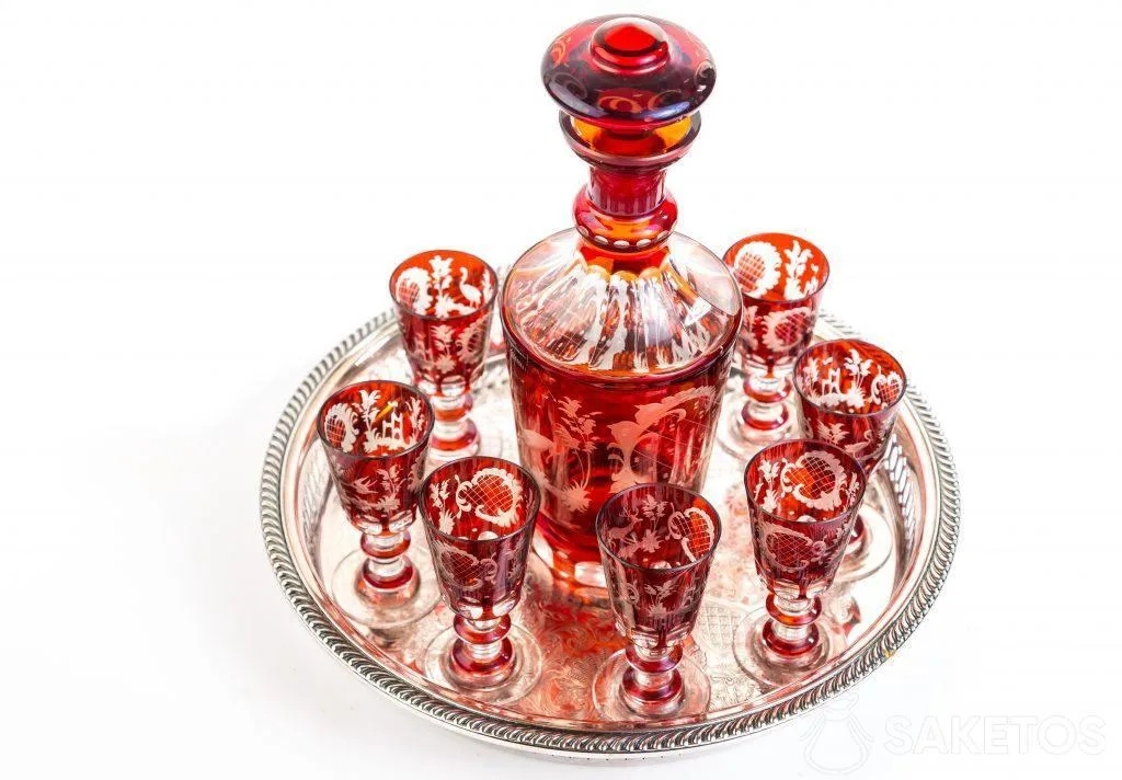 Elegante set de regalo con una jarra y vasos para servir licor.