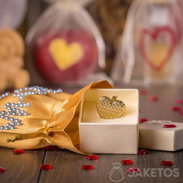 Joyas envueltas para regalo en una bolsa de satén dorada