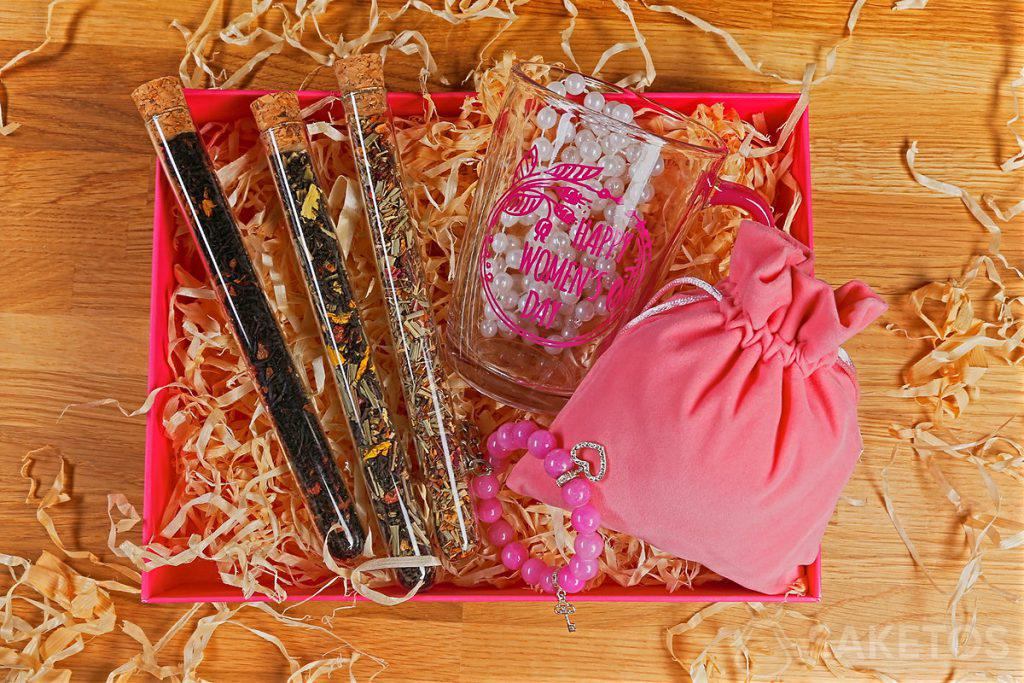 Box de regalo para el día de la mujer: té, taza y joyería en una bolsa