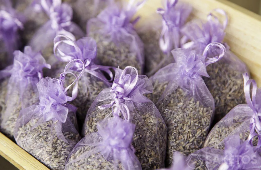 Bolsas de organza moradas llenas de lavanda