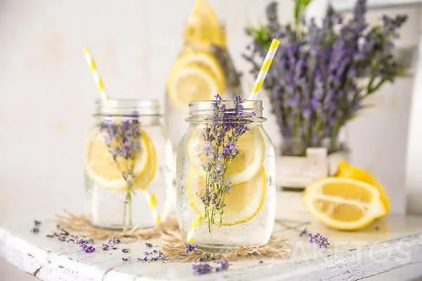 Limonada con flores de lavanda