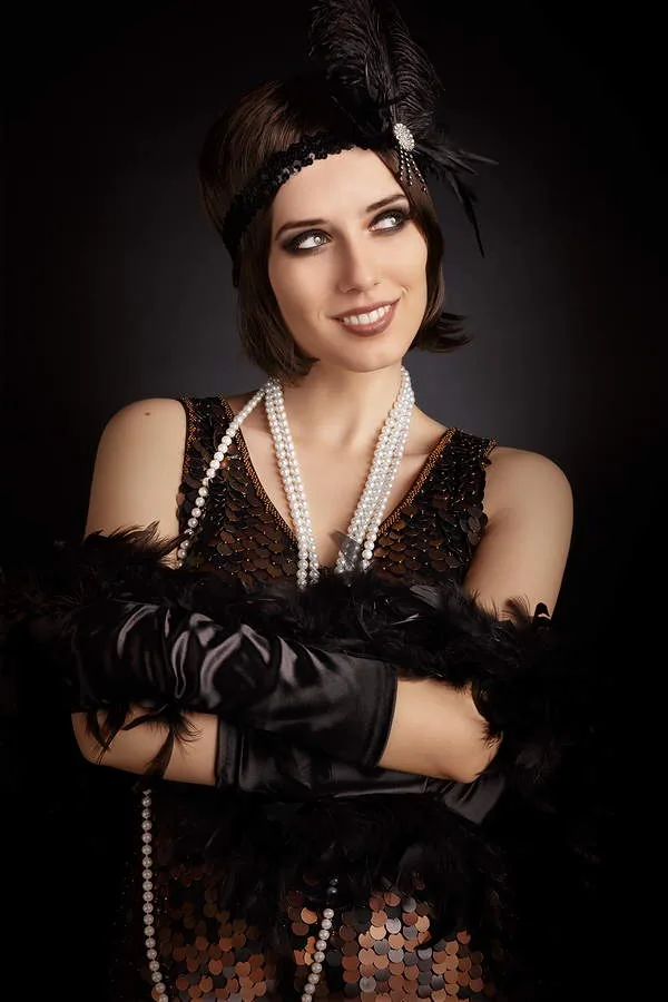 Mujer vestida de estilo retro con guantes largos hechos de satén.