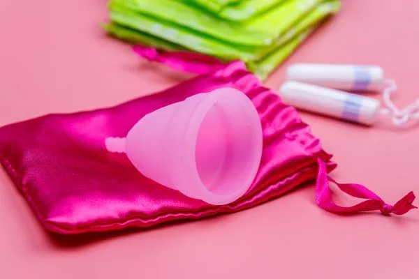 Una bolsa de satén sutil para toallas sanitarias, tampones o una copa menstrual.