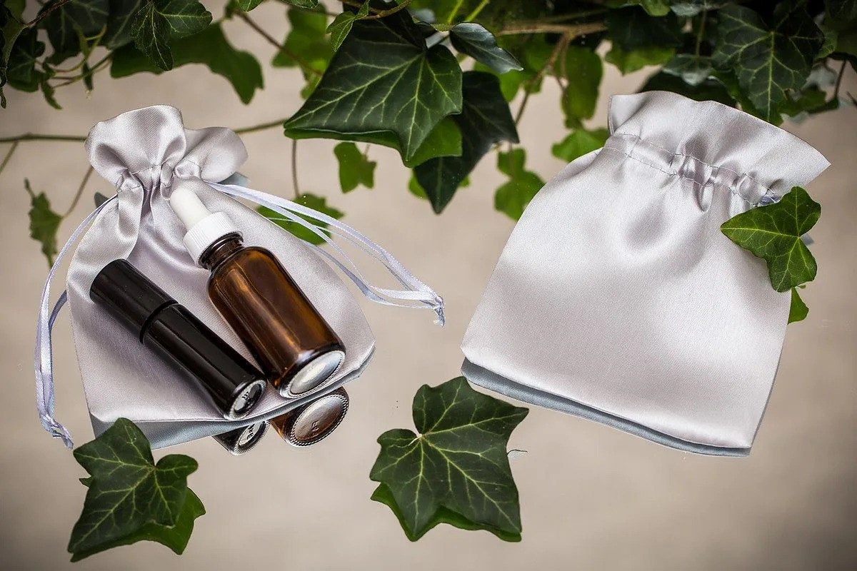 Elegantes bolsitas de satén para productos cosméticos