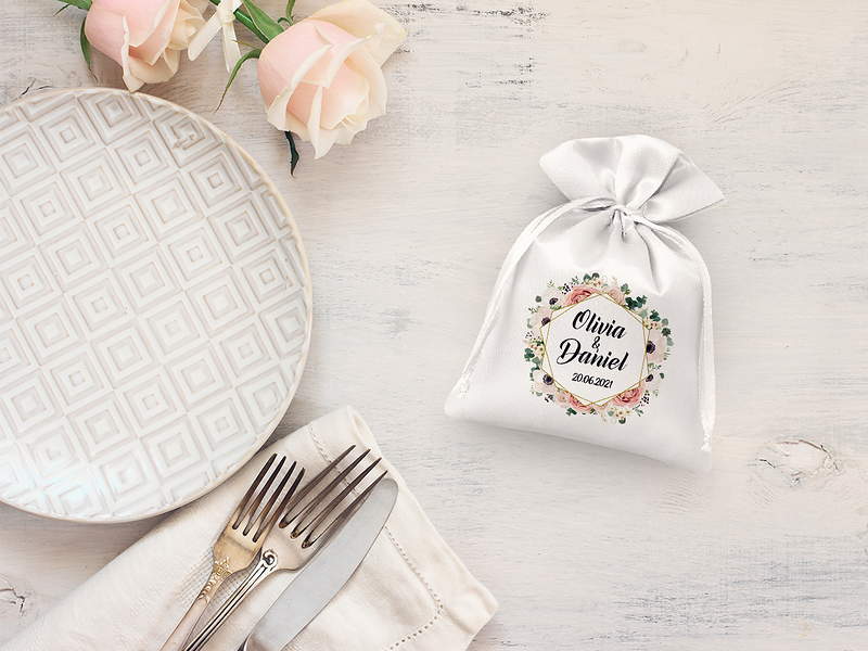 Una bolsa de material para agradecimiento a los invitados de la boda.