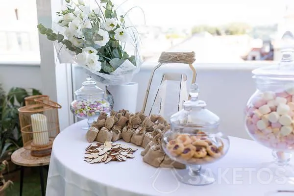 Originales adornos de lino y yute para una boda rústica