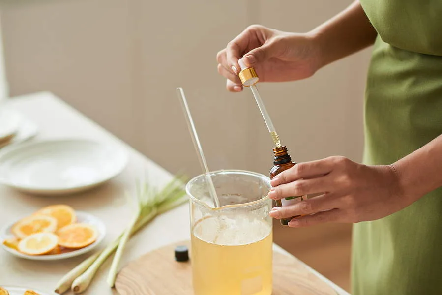 ¿Quieres hacer un jabón perfumado? ¡Agrega un poco de aceite esencial a la base!