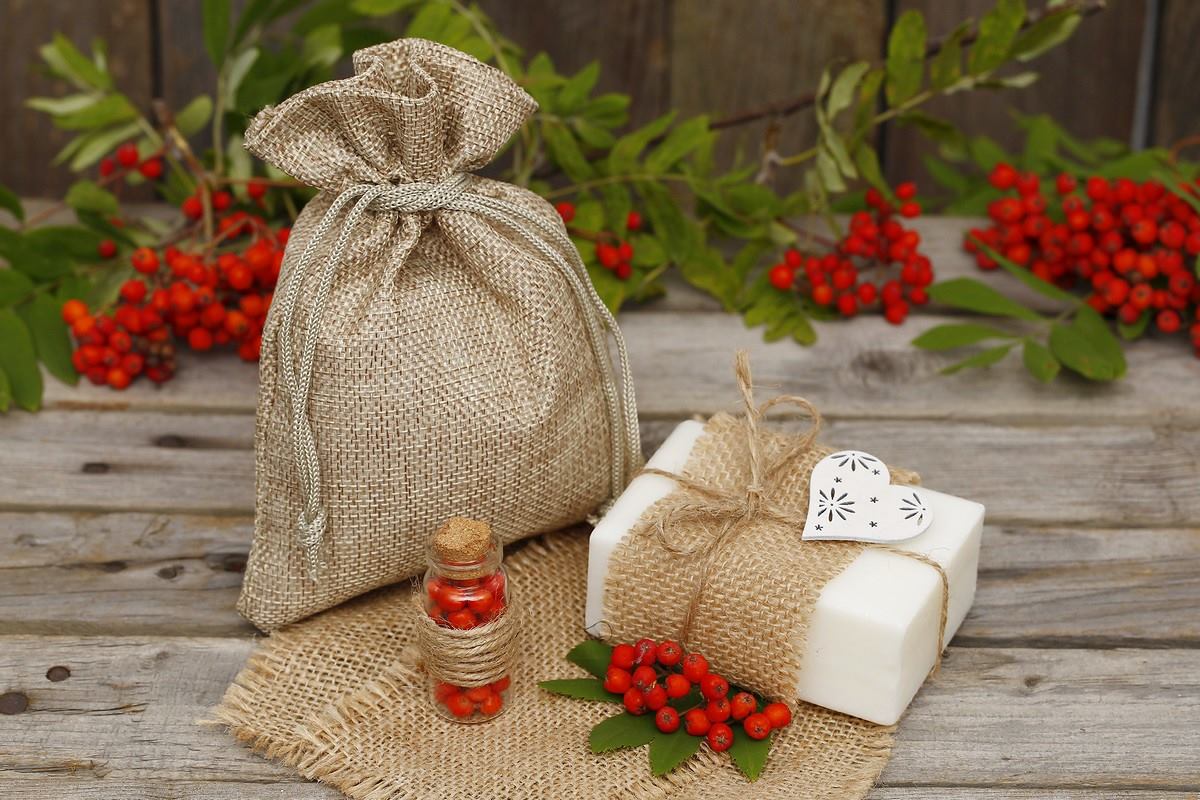 Los cosméticos naturales, por ejemplo, jabón hecho a mano, se ven muy bien empaquetados en una bolsa de yute.