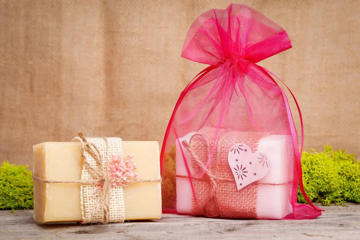 Jabón en una bolsa de organza rosa.
