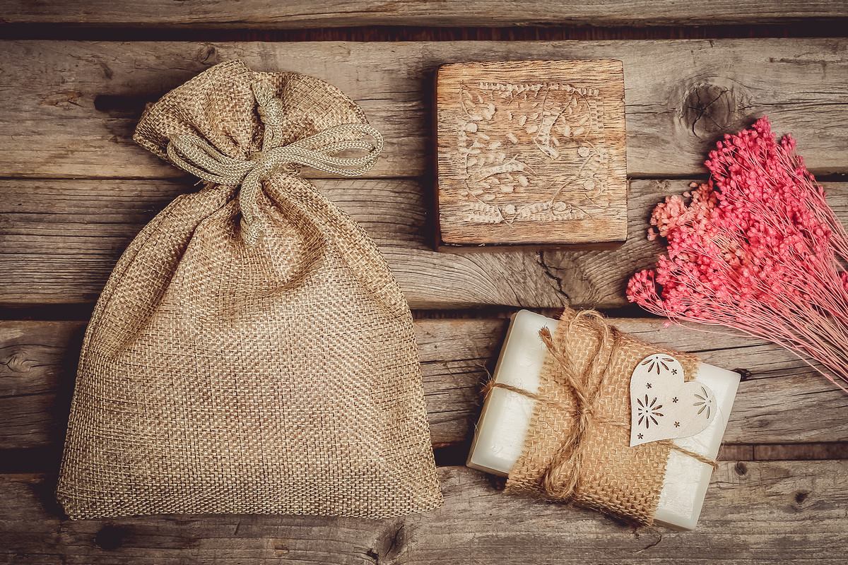 El jabón blanco natural se puede decorar y empaquetar como regalo en una bolsa de arpillera. 