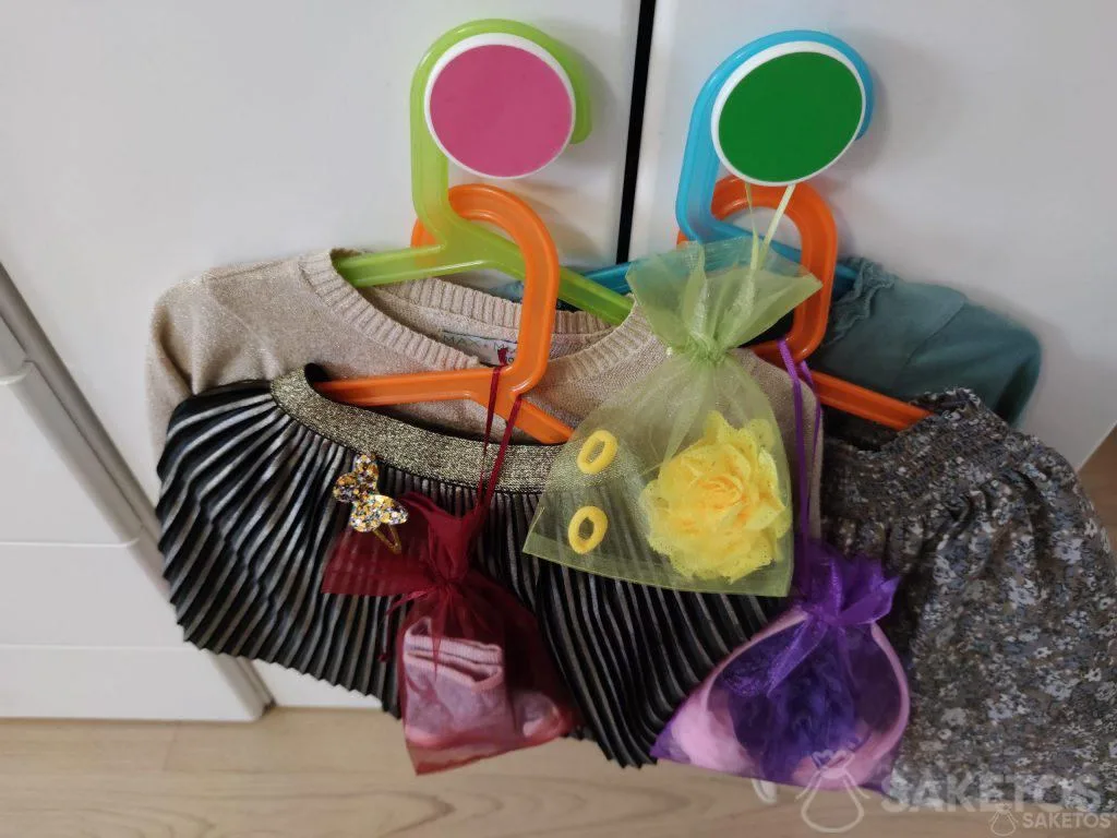 Las bolsas de organza para adornos para el pelo ayudarán a mantener las horquillas y las gomas elásticas en orden.