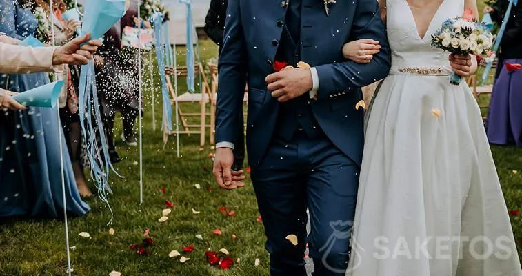 Regar a los recién casados con pétalos de rosa y arroz