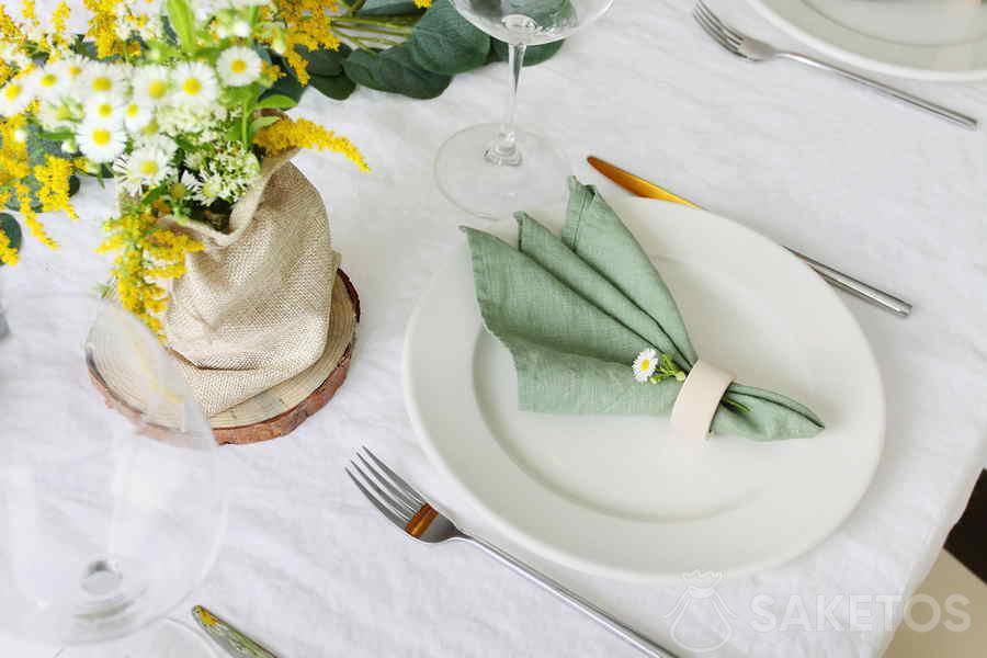 Un ramo de flores y un saco de yute como cubierta - decoración rústica para bodas