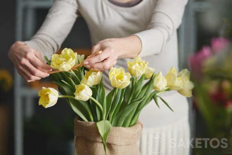 Un ramo de tulipanes en una bolsa de arpillera