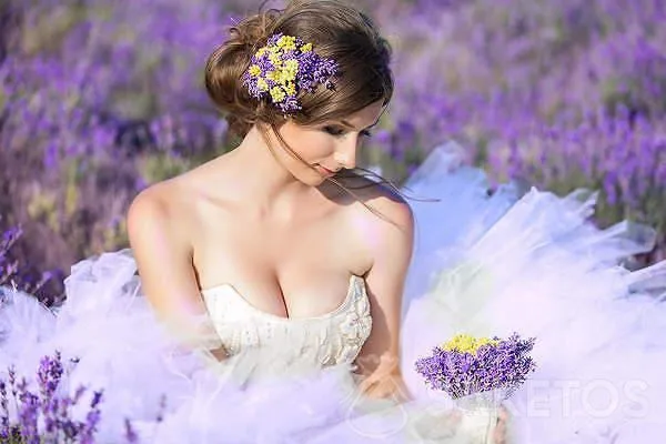 Novia con ramo de lavanda