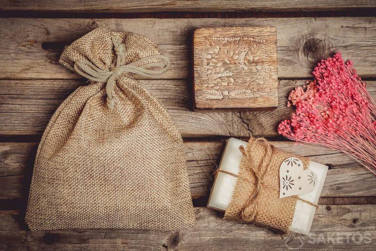 Los cosméticos naturales, como el jabón hecho a mano, quedan muy bien envueltos en una bolsa de yute.