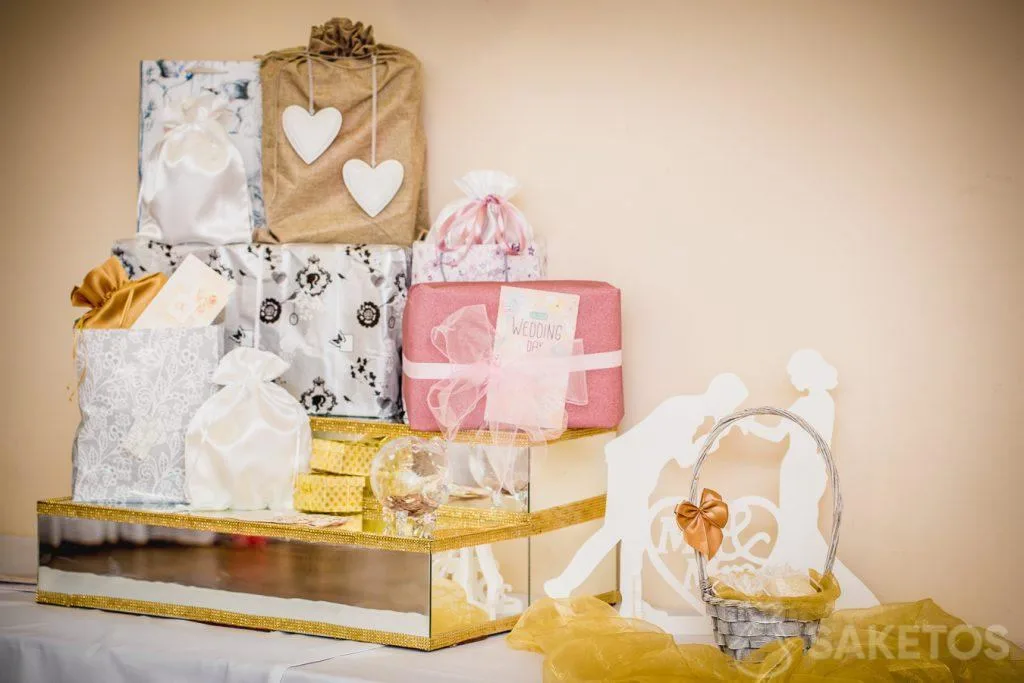 Regalos de boda en diferentes paquetes.