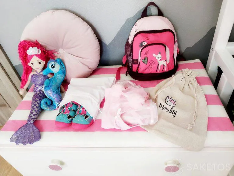 La canastilla para el colegio o la guardería puede meterse en una bolsa de material