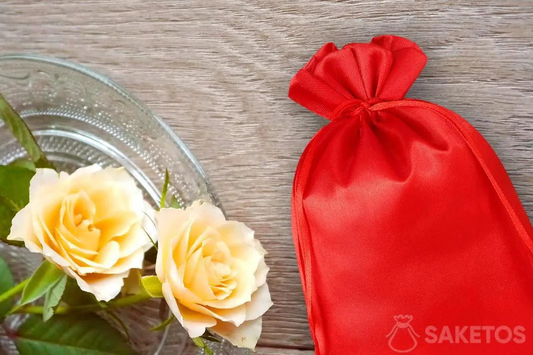 Bolsa de satén roja con rosas