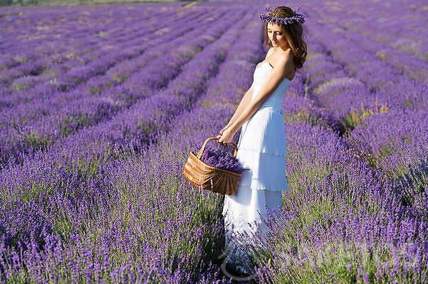 Novia con guirnalda de lavanda para boda de lavanda