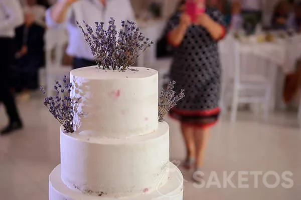 Pastel de boda con lavanda - decoraciones de boda con lavanda