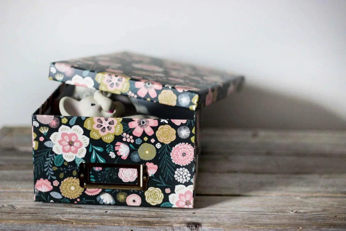 Almacenamiento tradicional de recuerdos de vacaciones: una caja de recuerdos