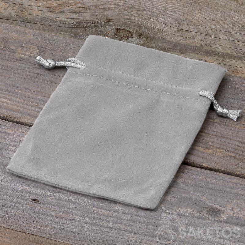 Una bolsa decorativa hecha de terciopelo gris