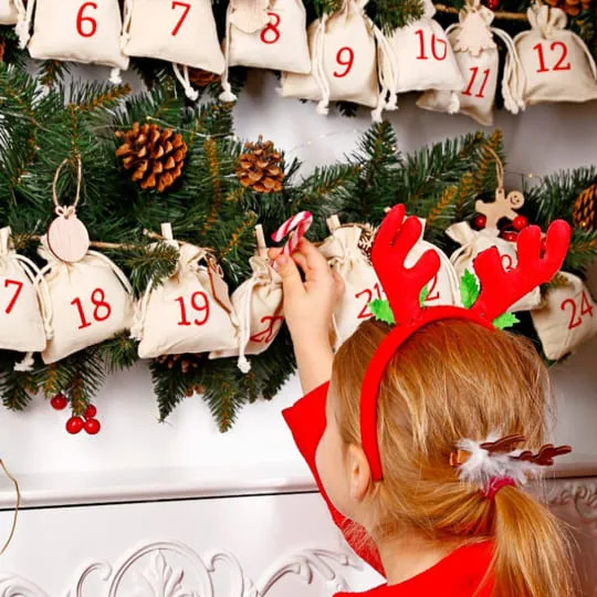 Calendario de adviento en forma de guirnalda de bolsitas