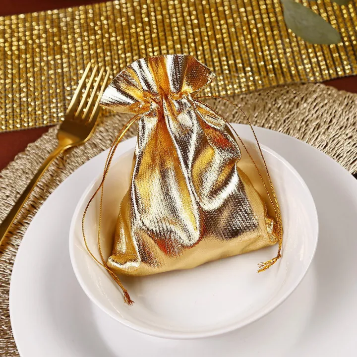 Bolsitas metálicas doradas para decorar la mesa