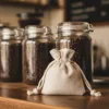 Bolsas de lino para café y granos de café sobre encimera de cocina