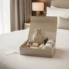 Bolsas de lino en caja regalo con cosméticos en habitación de hotel
