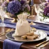Bolsas de lino como decoración de mesa con flores, embalaje refinado para invitados