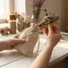 Bolsas de lino en manos durante el envasado de lavanda seca