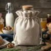 Bolsas de lino para guardar tarros y productos alimentarios sobre una mesa de cocina de madera