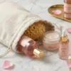 Bolsas de lino con cosméticos de cuidado sobre superficie de mármol