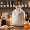 Bolsas de lino para tarro de miel y productos naturales sobre mesa de madera