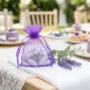 Bolsas de organza con estampado de lavanda como embalaje decorativo para regalos en mesa de jardín