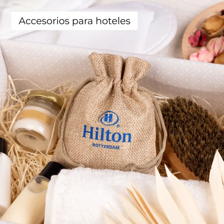 Bolsas de yute personalizadas con el logo de Hilton para accesorios de hotel y detalles de bienvenida.
